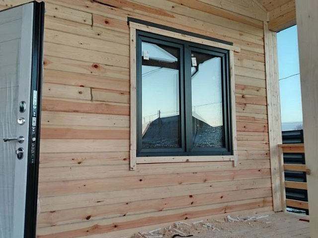 Установка обсады и окон VEKA в доме из профилированного бруса естественной влажности — опыт бригадира Сергея Шувалова (ШУВОЕ)